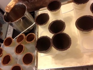 A fagyitölcséreket először ki kell mártani, hogy később ropogósak maradjanak és persze jó csokisak legyenek.